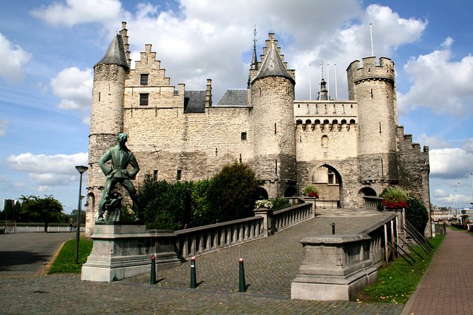 e-Scavenger hunt Antwerp: Explore the city at your own pace - Het Steen, reached twice