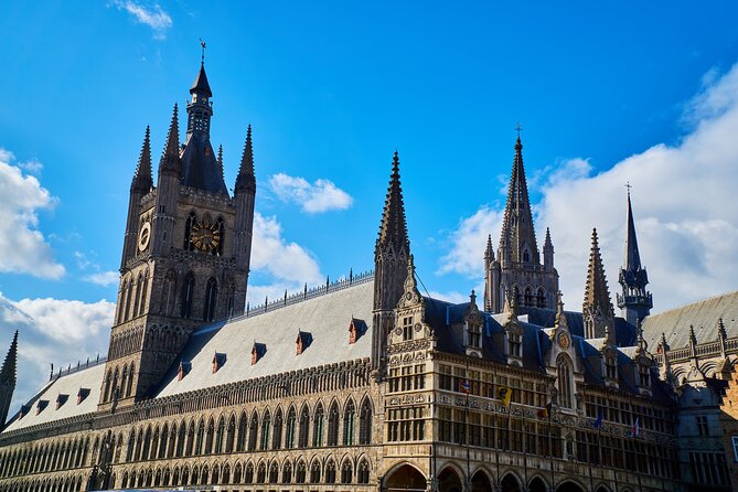 e-Scavenger hunt Ypres: Explore the city at your own pace - The Cloth Hall sets the scale of Ypres