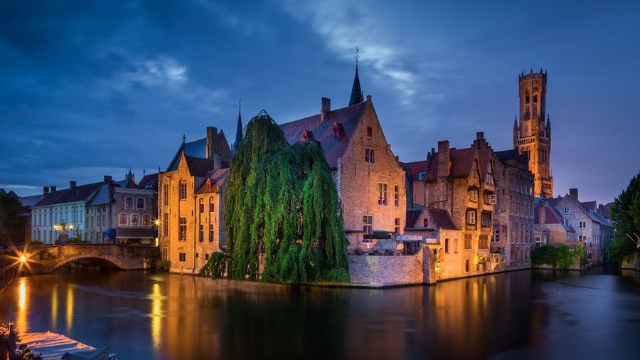 From Amsterdam: Bruges Day Trip in Spanish with Boat Option - The Lake of Love and the Begijnhof
