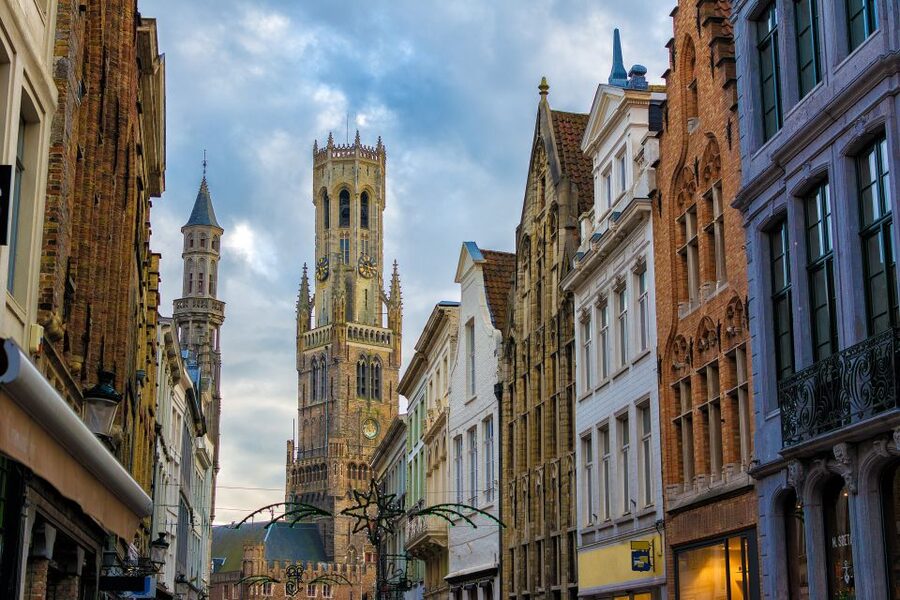 From Amsterdam: Bruges Day Trip in Spanish with Boat Option - Making the most of three free hours