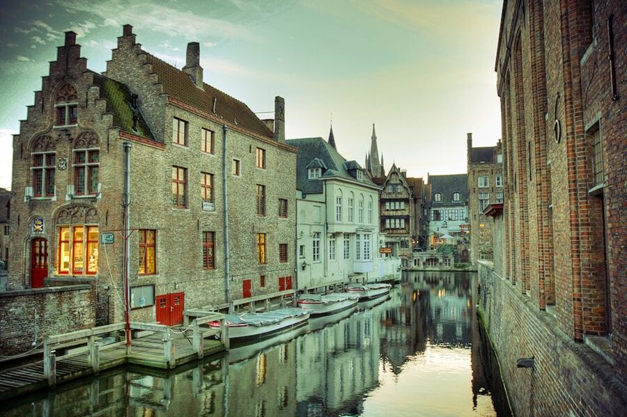 From Amsterdam: Day Trip to Bruges in Spanish or English - Starting at Minnewater, the Lake of Love
