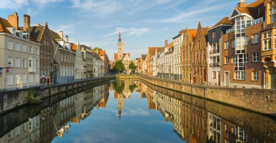 From Amsterdam: Day Trip to Bruges in Spanish or English - Brug Square, Town Hall, and the Church of Our Lady