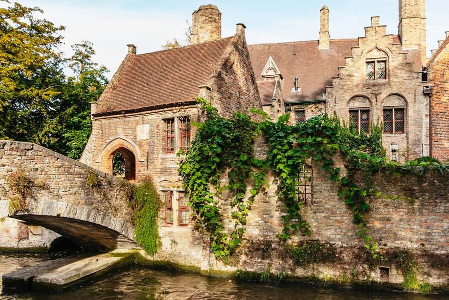 From Amsterdam: Day Trip to the Charming Brussels and Bruges - How the guide shapes the day