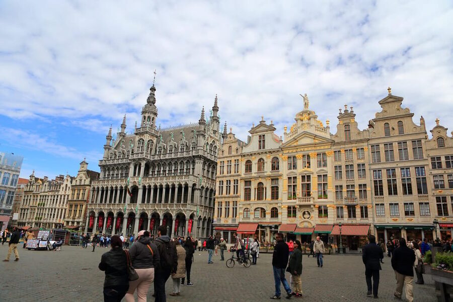 From Amsterdam: Day Trip to the Charming Brussels and Bruges - Manneken Pis, Tintin, and Mont des Arts
