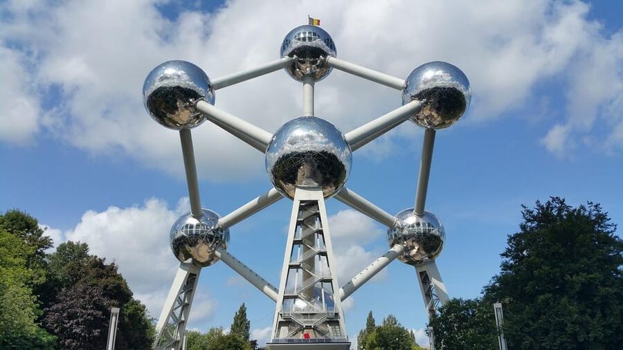 From Amsterdam: To Brussels - Travel as a VIP - Manneken Pis in fifteen minutes