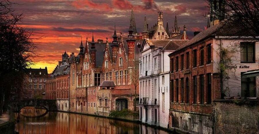 From Brussels: Bruges Day Trip with Boat Tour Option (ES) - Why Bruges works so well as a day trip