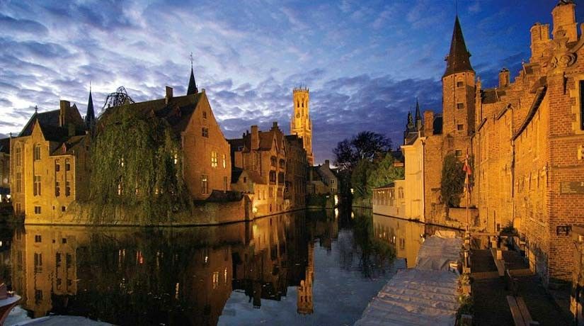 From Brussels: Bruges Day Trip with Boat Tour Option (ES) - Walplein, Stoofstraat, and the canal district