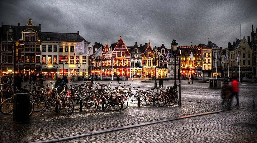 From Brussels: Bruges Day Trip with Boat Tour Option (ES) - Castle Square and Market Square