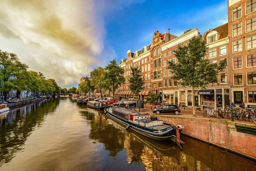From Brussels: Cheese, Clogs & Windmills Amsterdam Day Trip - What the guides add to a long day
