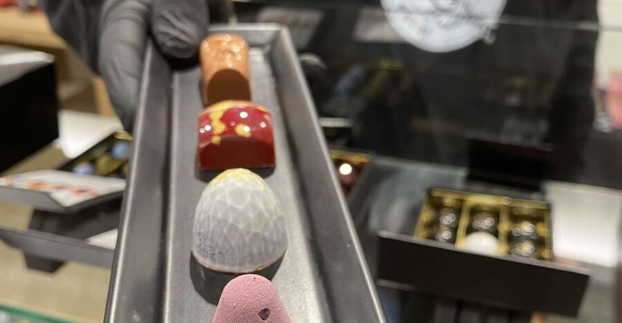 Ghent: Belgian Chocolate Walking Tour with Tastings - Looking into open chocolate ateliers