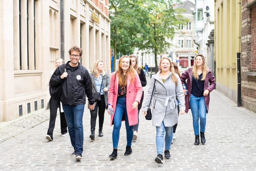 Ghent: Food & Drink Walking Tour with Tastings - Belgian pralines from a highly rated chocolatier
