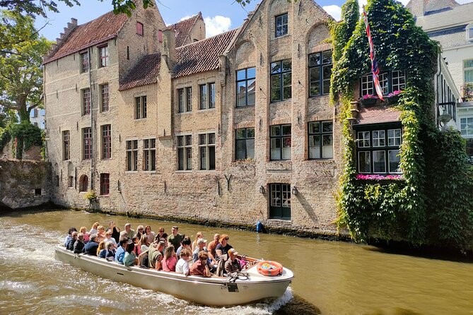 Guided boat trip and walk - Bruges from the canal, for 30 quiet minutes