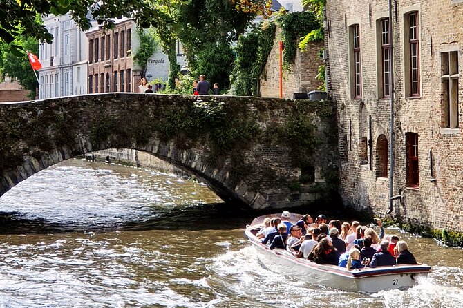 Guided boat trip and walk - The Basilica and Bruges’ old civic power