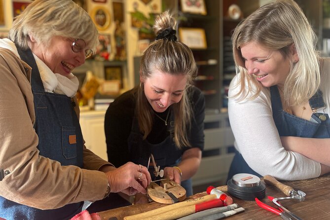 Handcraft your own silver ring in Bruges - Choosing the shape before the tools come out
