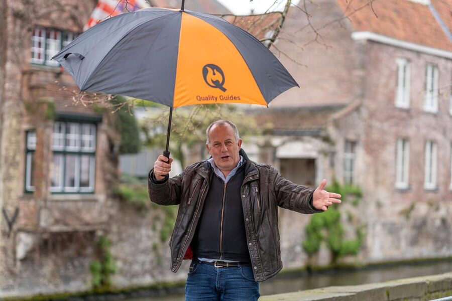 Historical walk in Bruges with local guide. Praline included - Key points at a glance