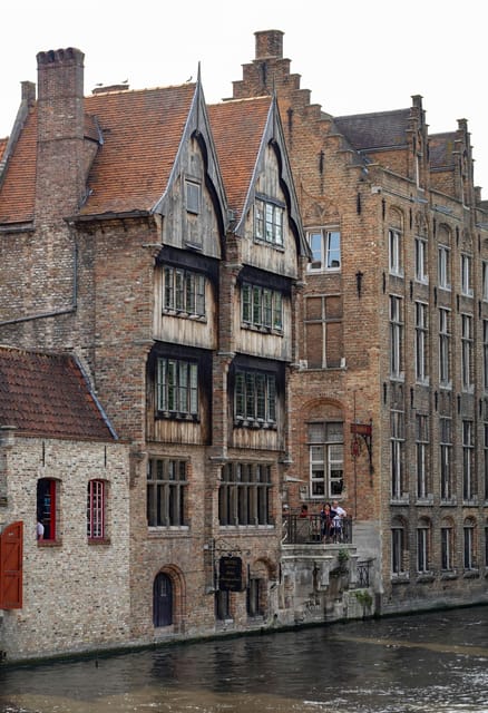 Historical walk in Bruges with local guide. Praline included - Group size, walking comfort, and timing