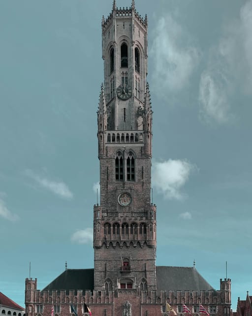 Historical walk in Bruges with local guide. Praline included - Why this Bruges walk works well