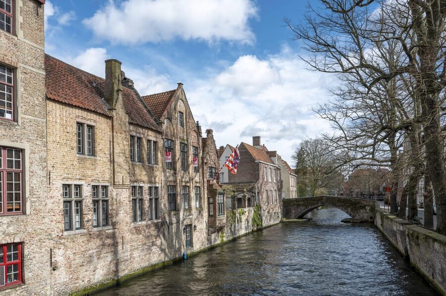 Historical walk in Bruges with local guide. Praline included - From the Markt to Burg, where power took shape