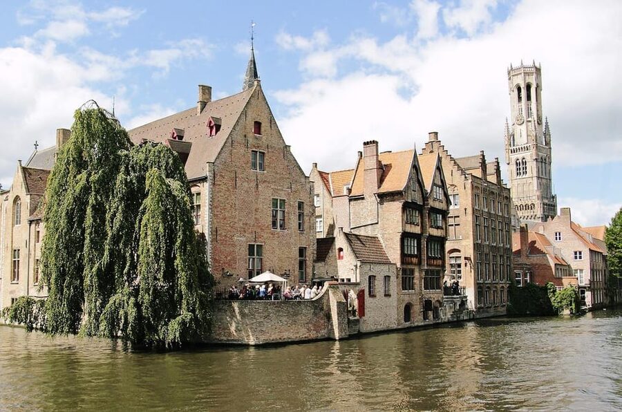 Historical walk in Bruges with local guide. Praline included - What you get after the two-hour route