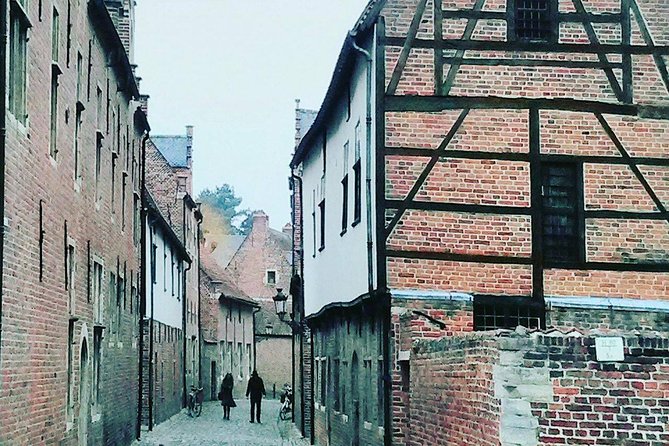 Lovely Leuven Highlights Biketour NEDERLANDS - Oude Markt and Leuven’s famous café row