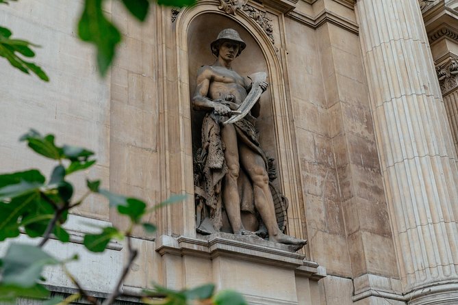 Private City Kickstart Tour: Brussels - Manneken Pis and the surprise of scale