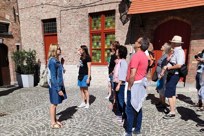 Private tour: From your hotel + see the Madonna of Michelangelo - Quiet lanes at the Princely Beguinage