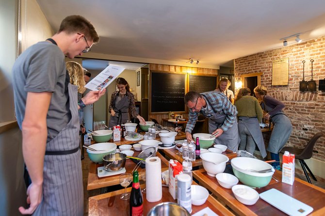 The Waffles 'n Beer Workshop in Bruges Centre - Eating your own waffles with toppings