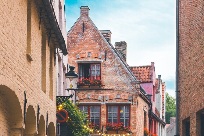 Walking tour of Bruges with boat option and/or beer tasting - Burg Square and the chocolate stop